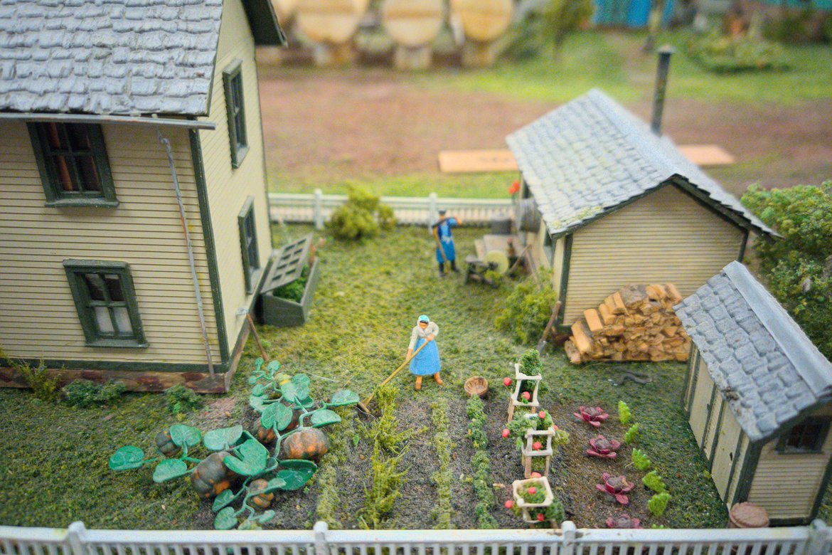 model railroad scene at the bayfield historical museum photographed by luxagraf