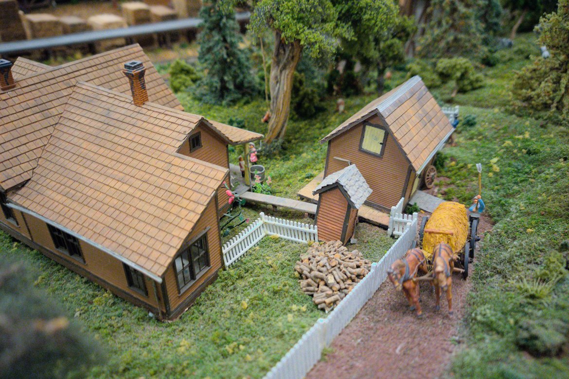 model railroad scene at the bayfield historical museum photographed by luxagraf