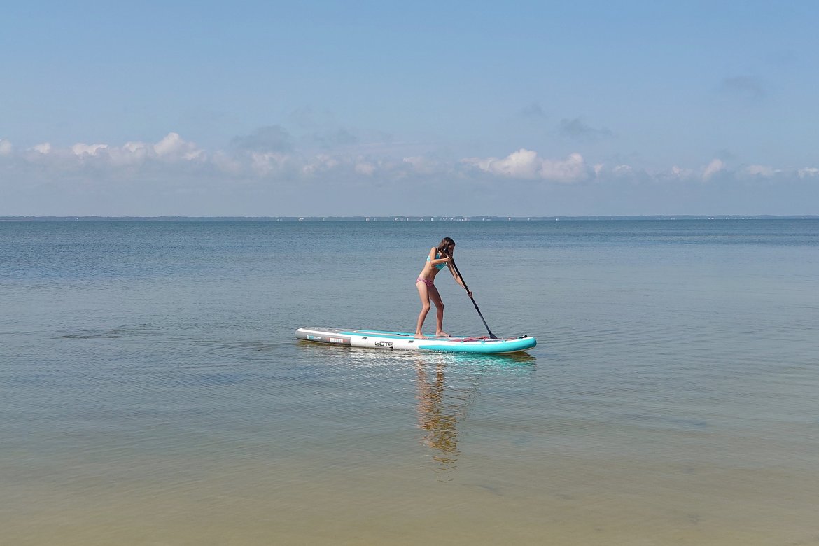 girl on a paddleboard photographed by luxagraf