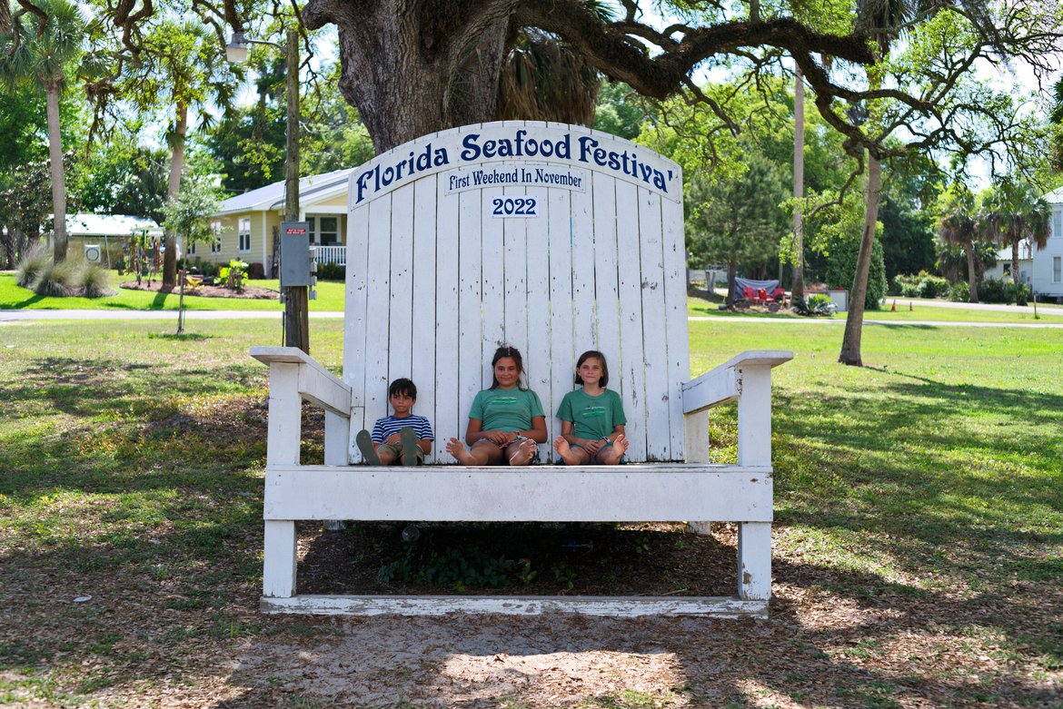 kids in an oversize chair, apalachicola photographed by luxagraf