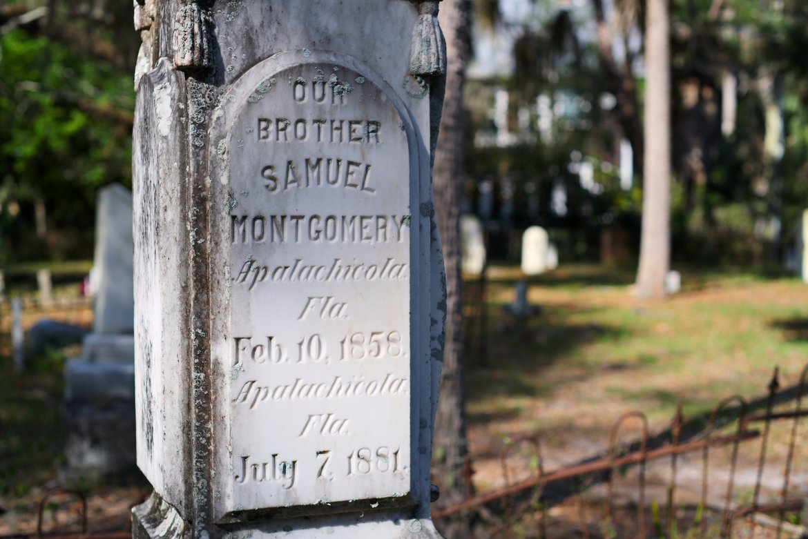 gravestone in the Apalachicola cemetery photographed by luxagraf