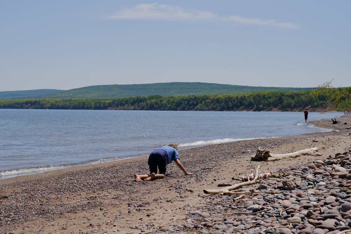 agate hunting at little girl's point, MI photographed by luxagraf