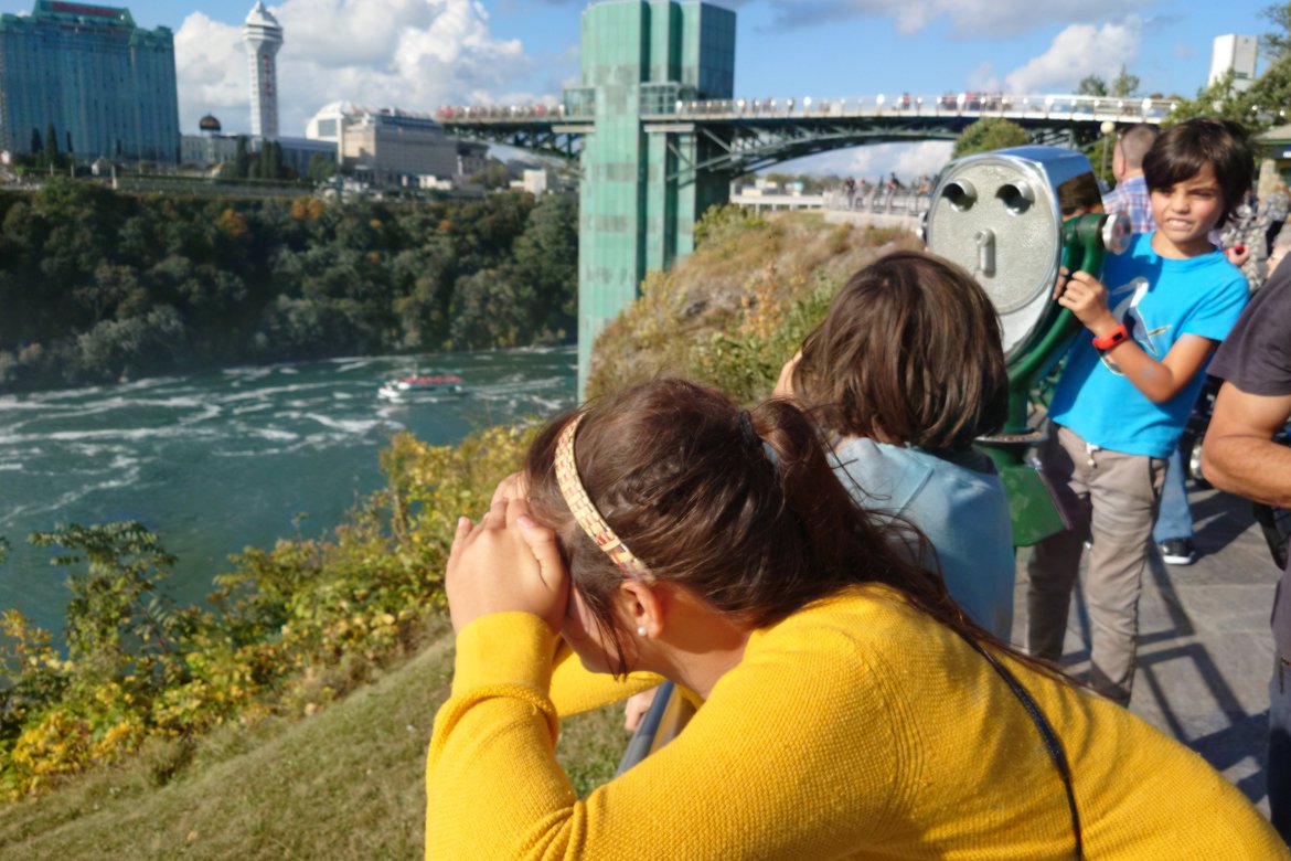 kids looking at niagara falls photographed by luxagraf