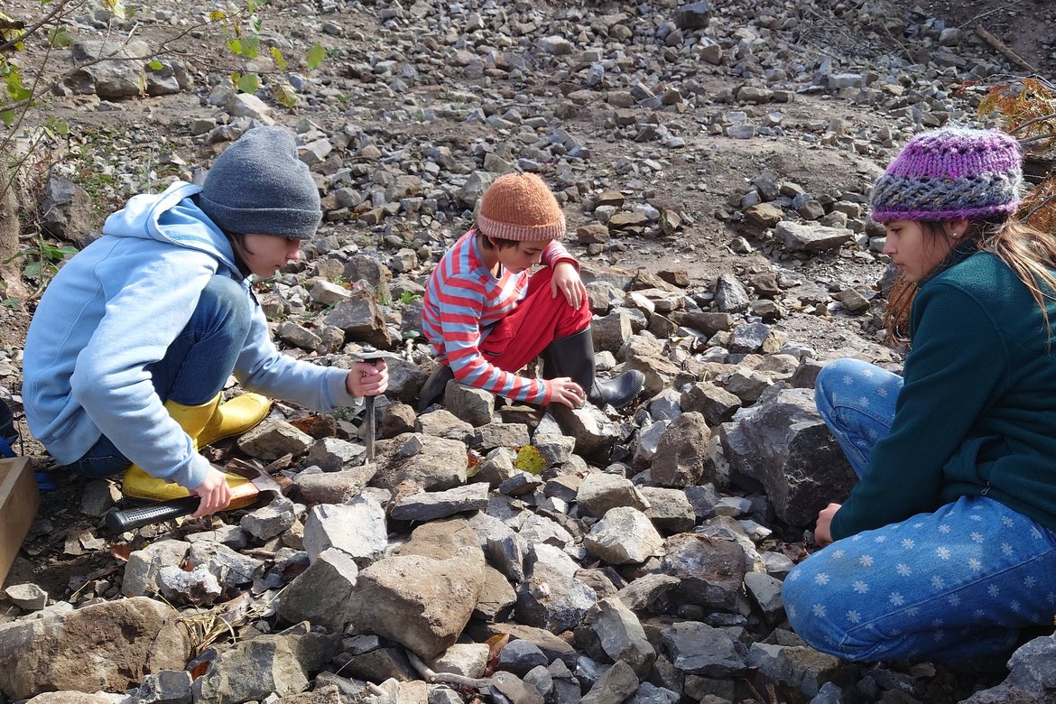 kids breaking rocks at the herkermer diamond mine photographed by luxagraf