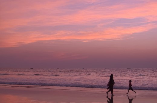 pink and purple sunset, colva beach, goa india photographed by luxagraf