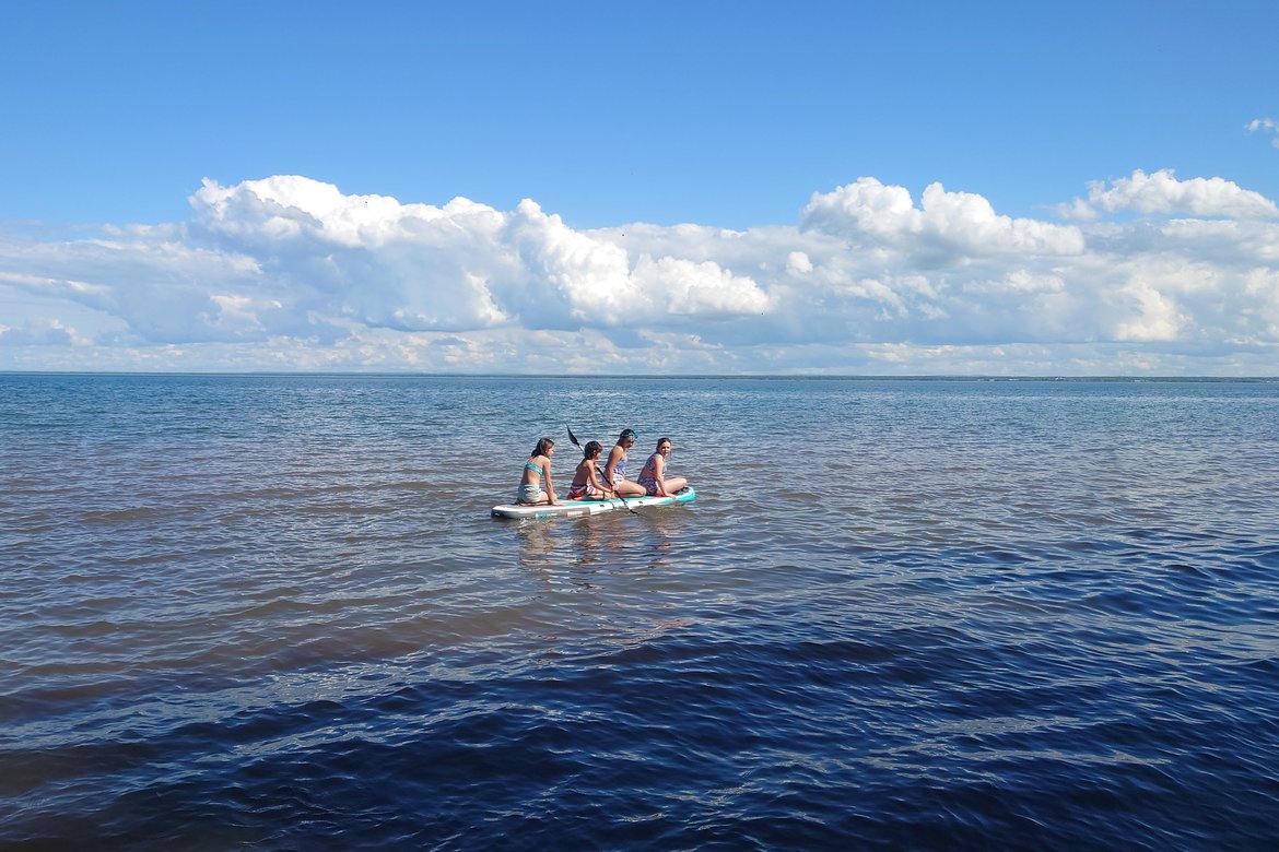 kids paddleboarding in washburn photographed by luxagraf