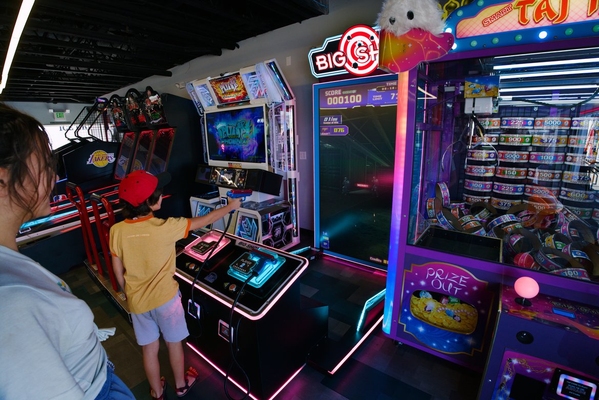 boy playing an arcade game, balboa fun zone, ca photographed by Scott Gilbertson