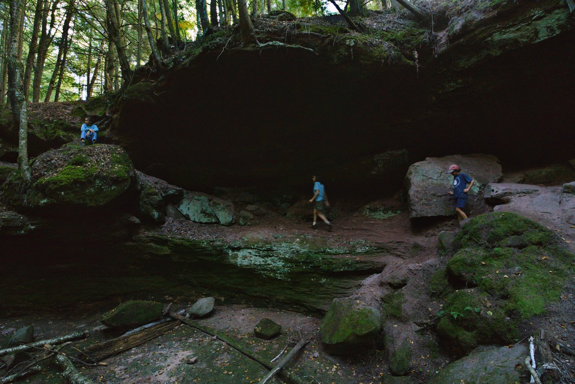 kids playing in rock grotto photographed by luxagraf