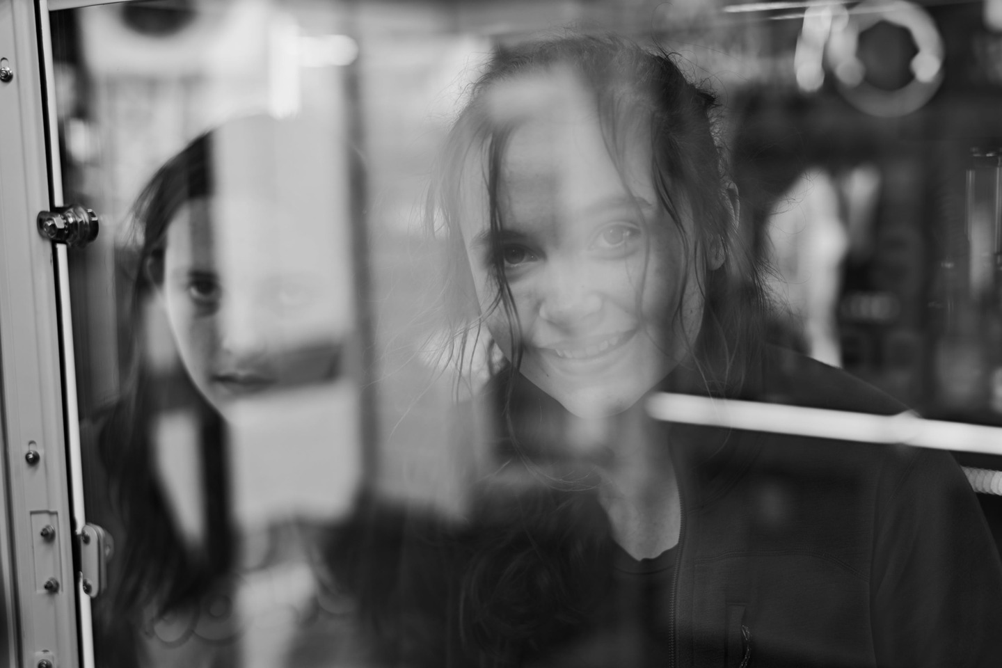 girls playing games in the arcade, balboa fun zone photographed by Scott Gilbertson