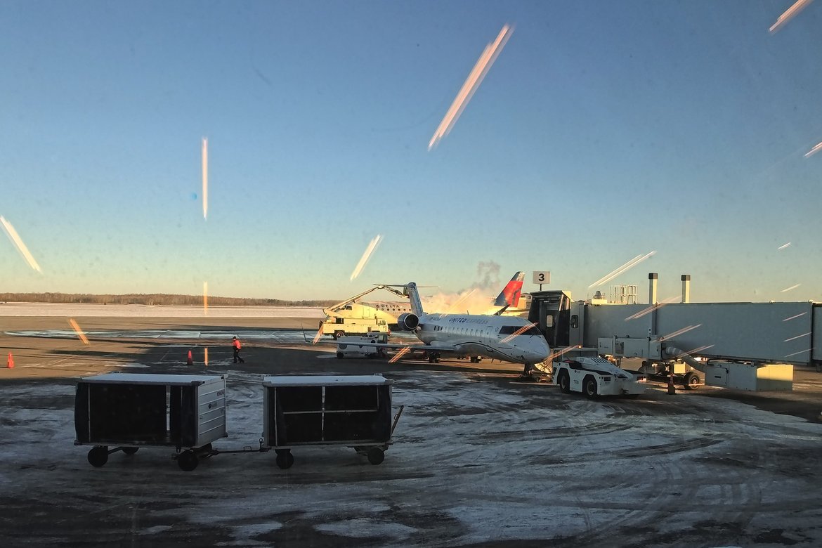 de-icing a plane, Duluth airport photographed by Scott Gilbertson