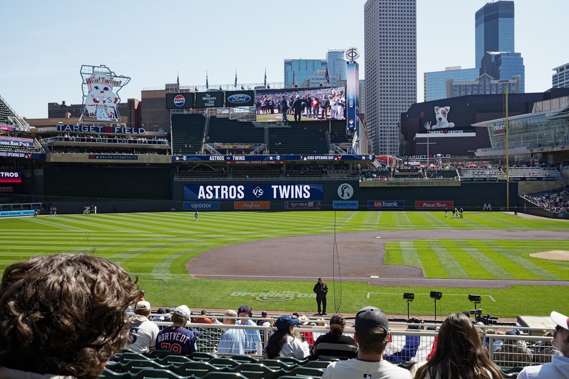 target field, twins game photographed by Scott Gilbertson