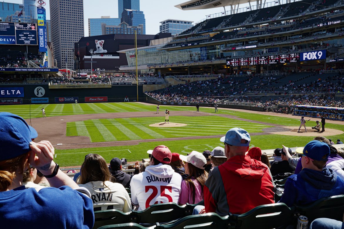 watching the game, Twins vs Astros photographed by Scott Gilbertson
