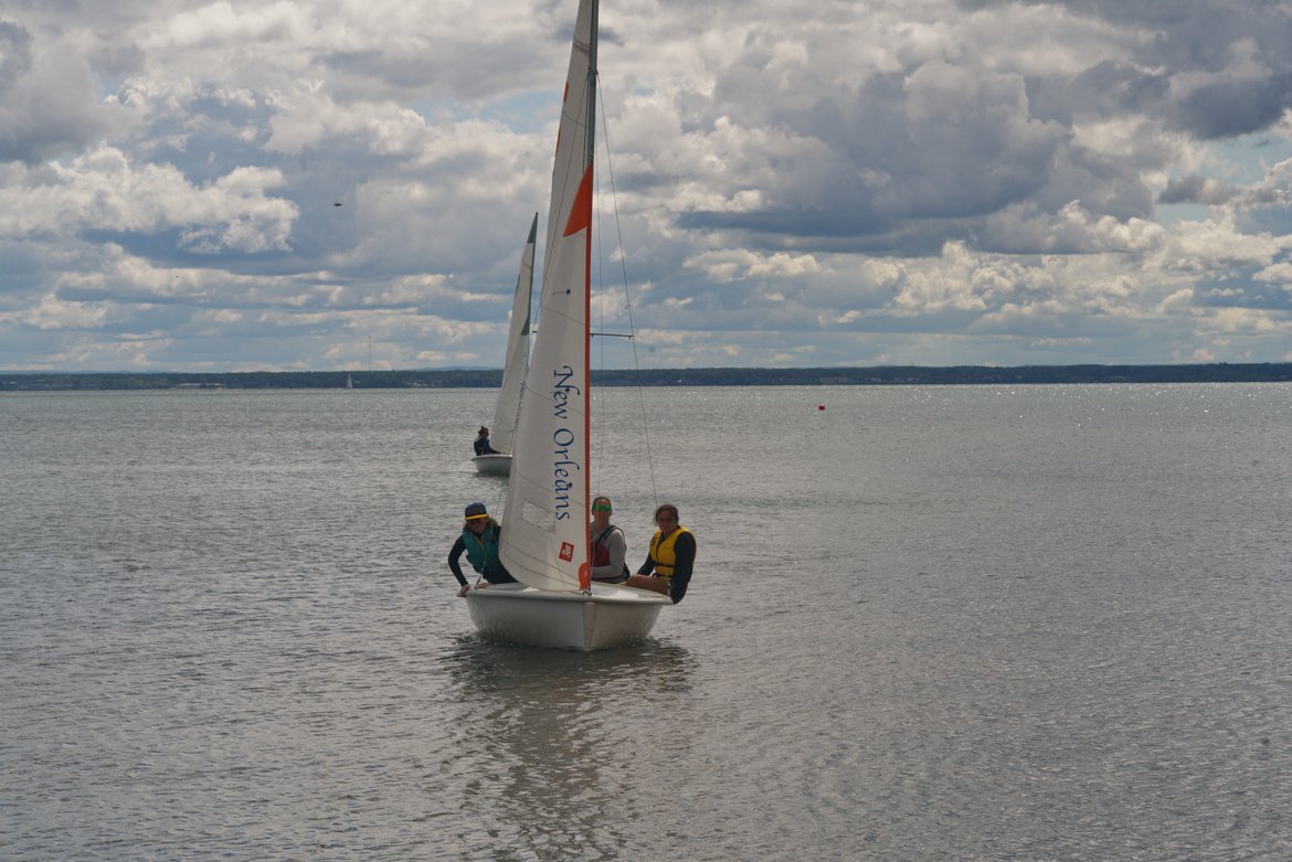 boat coming ashore photographed by Scott Gilbertson
